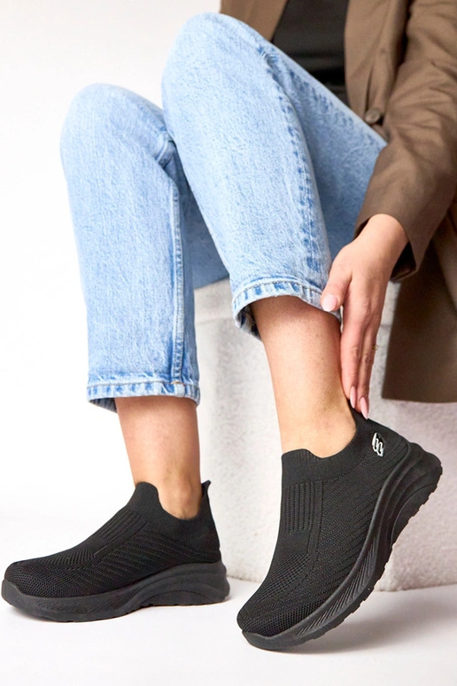 Juodi tekstiliniai įmauti sportbačiai...