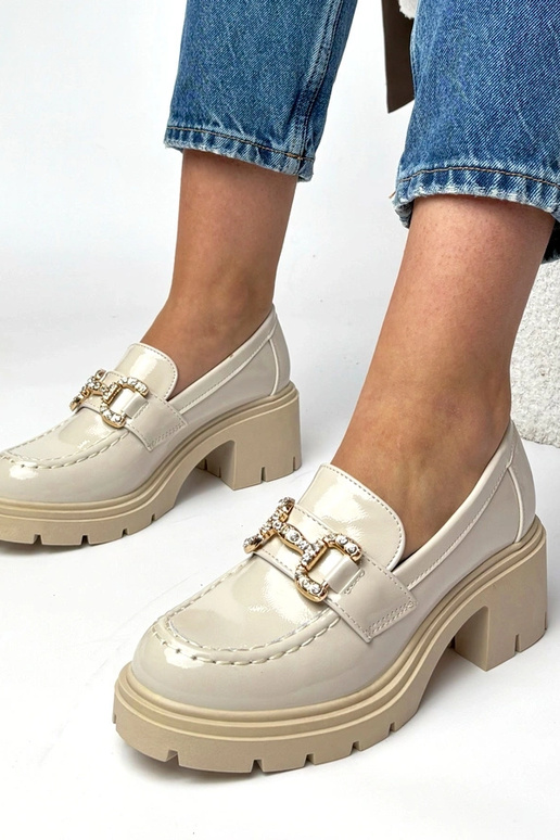 Kreminiai lakuoti mokasinai su kulnu...