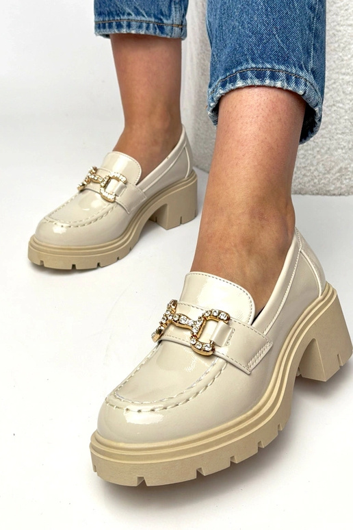 Kreminiai lakuoti mokasinai su kulnu...