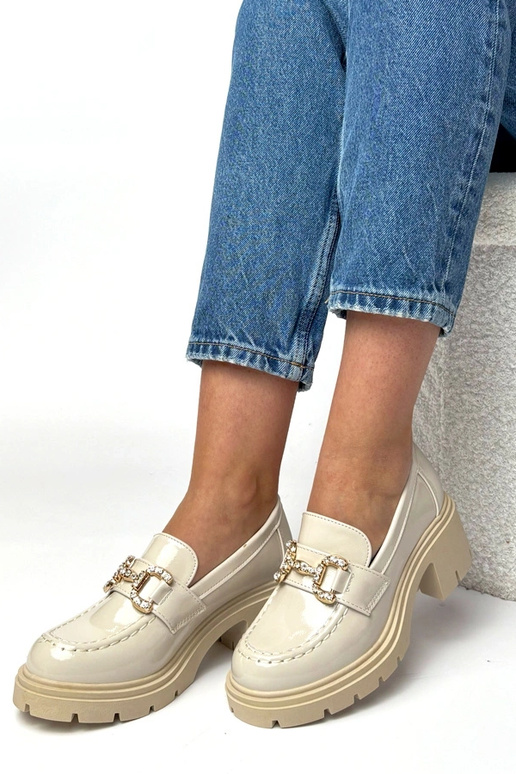 Kreminiai lakuoti mokasinai su kulnu...