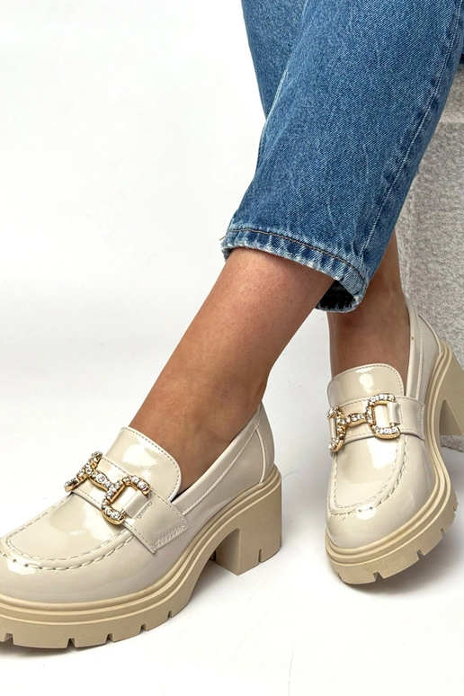 Kreminiai lakuoti mokasinai su kulnu...