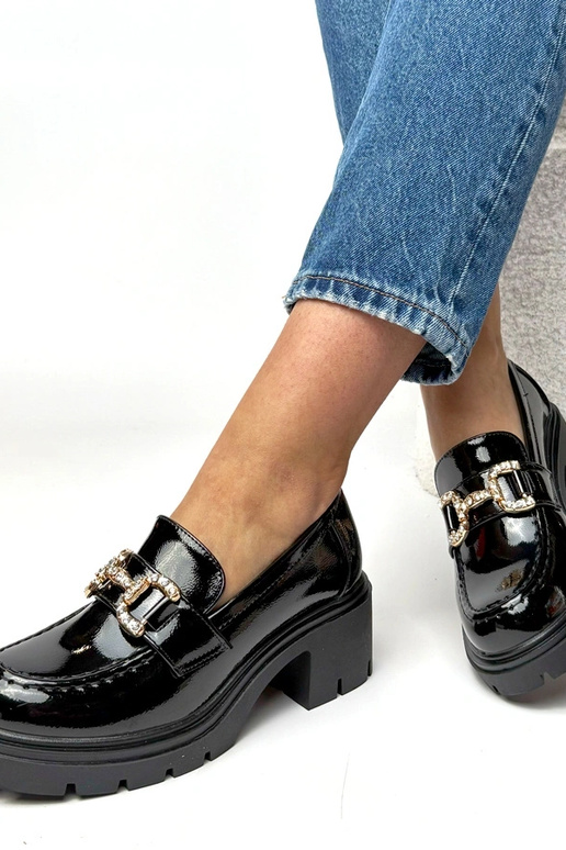 Juodi lakuoti mokasinai su kulnu ir...