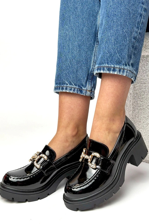 Juodi lakuoti mokasinai su kulnu ir...