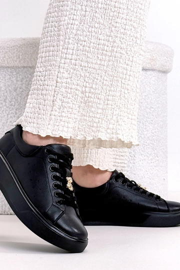 Juodi odiniai sportbačiai...