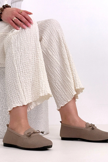 Tamsiai smėlio spalvos...