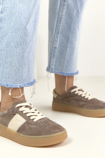 Tamsiai rudi odiniai...