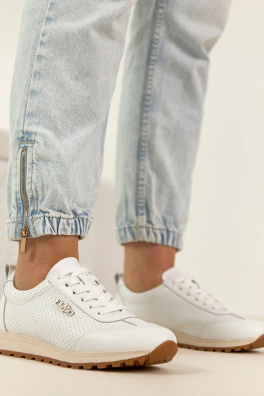 Balti perforuoti odos sportbačiai...