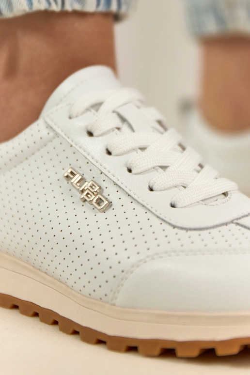 Balti perforuoti odos sportbačiai...