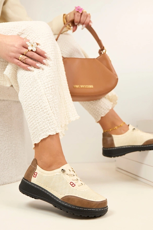 Smėlio spalvos ažūriniai apsiaunami...