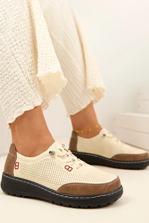 Smėlio spalvos ažūriniai apsiaunami...