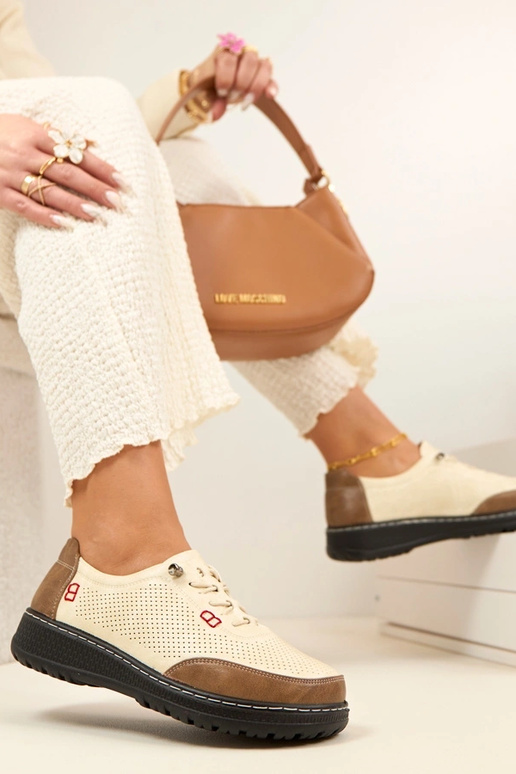 Smėlio spalvos ažūriniai apsiaunami...