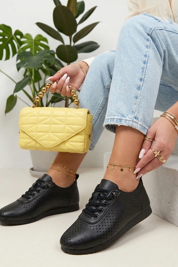 Juodi ažūriniai sportbačiai...