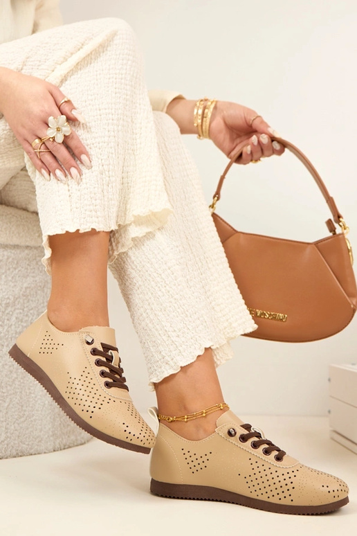 Smėlio spalvos ažūriniai sportbačiai...