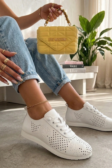 Balti ažūriniai sportiniai...