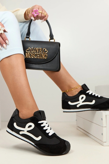 Juodi moterų barefoot...