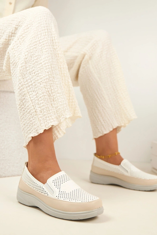 Balti smėlio spalvos ažūriniai...