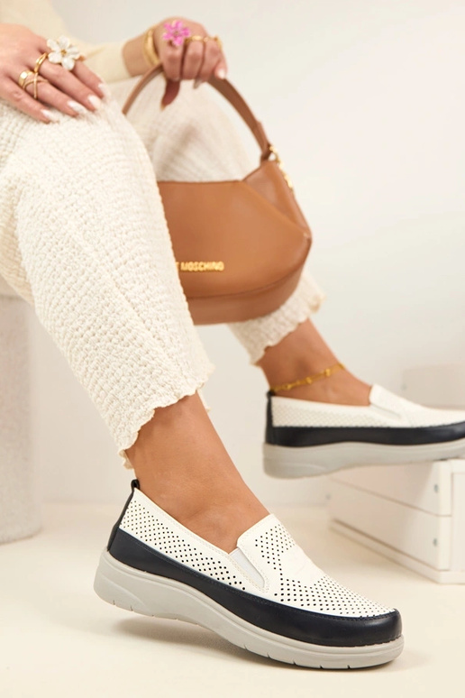 Balti tamsiai mėlyni ažūriniai...