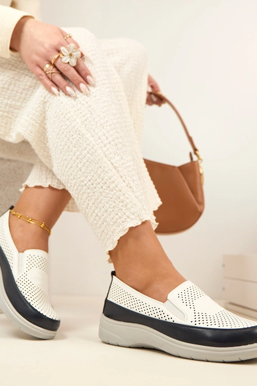 Balti tamsiai mėlyni ažūriniai...