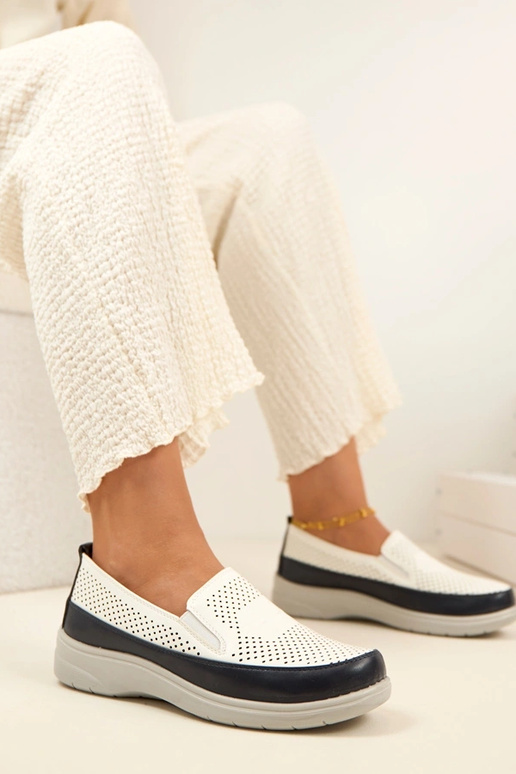 Balti tamsiai mėlyni ažūriniai...