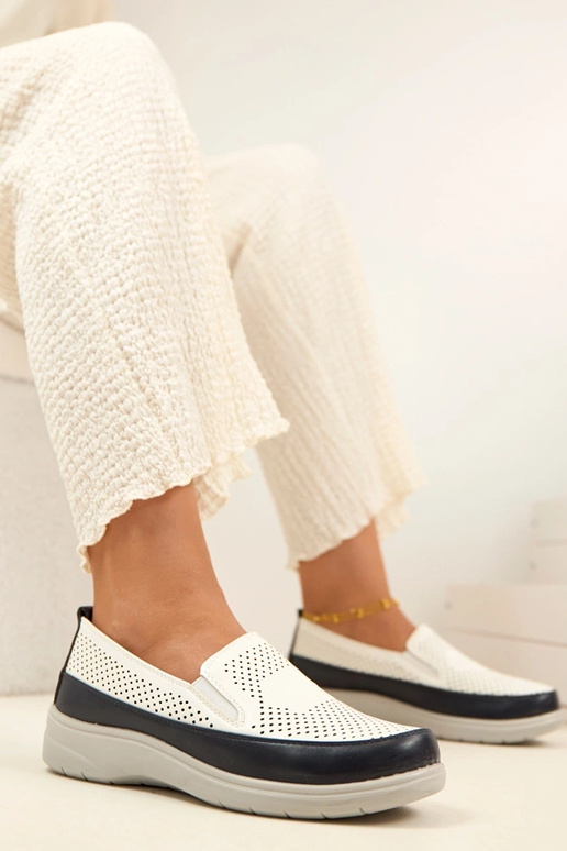 Balti tamsiai mėlyni ažūriniai...