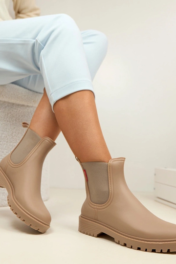 Tamsiai smėliniai guminiai...