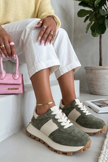 Žali odiniai bateliai...