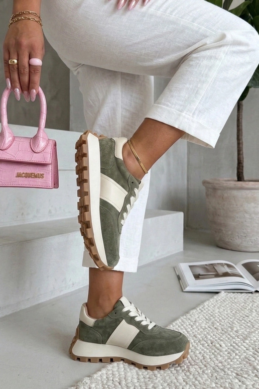 Žali odiniai bateliai platformoje...