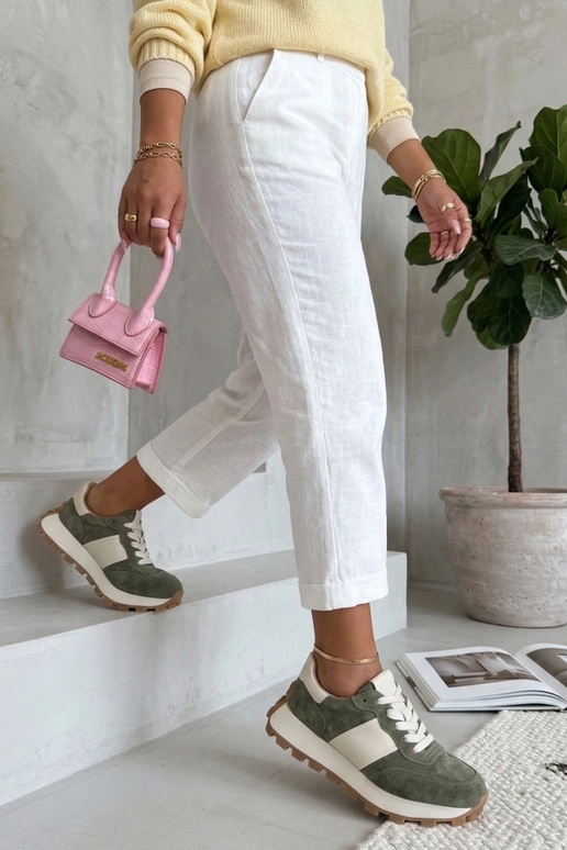 Žali odiniai bateliai platformoje...