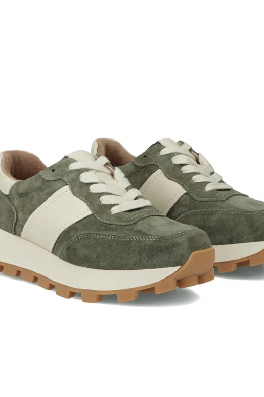 Žali odiniai bateliai platformoje...