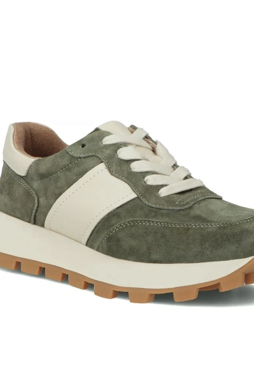 Žali odiniai bateliai platformoje...