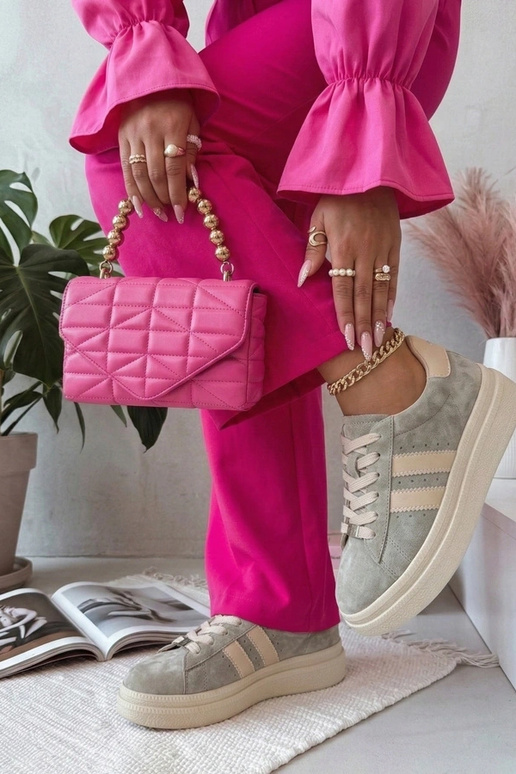 Pilki odiniai bateliai platformoje...