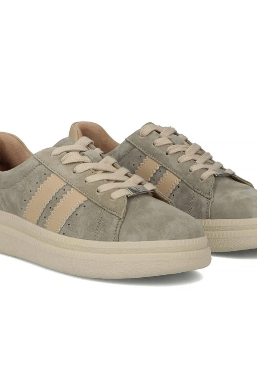 Pilki odiniai bateliai platformoje...