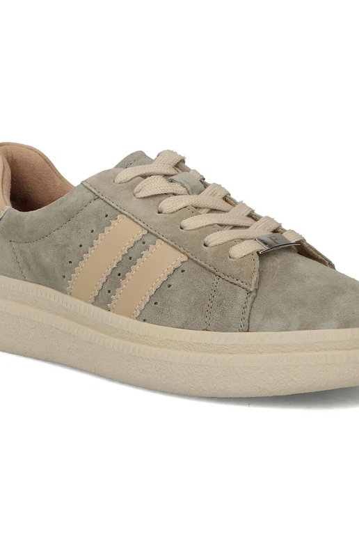 Pilki odiniai bateliai platformoje...