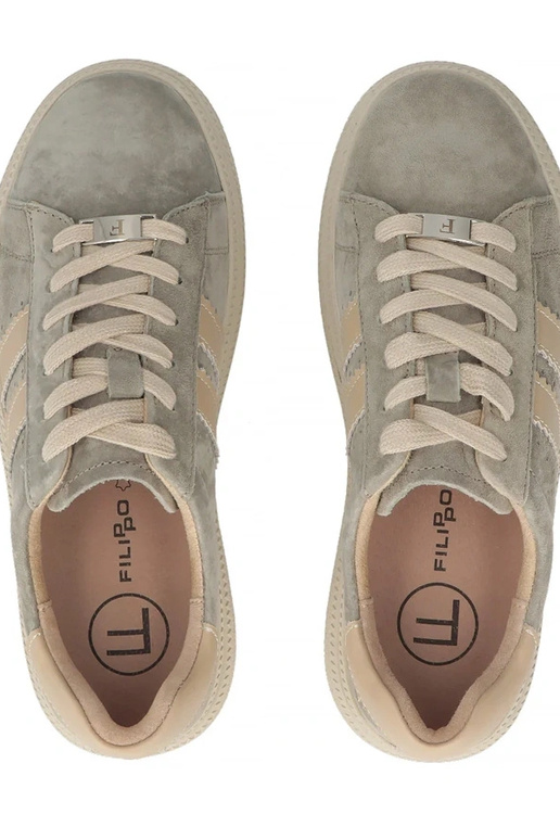 Pilki odiniai bateliai platformoje...