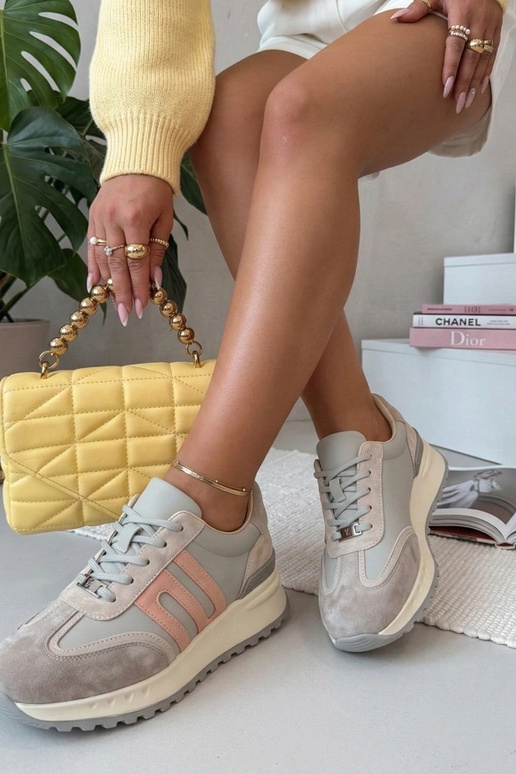 Pilki odiniai bateliai platformoje...