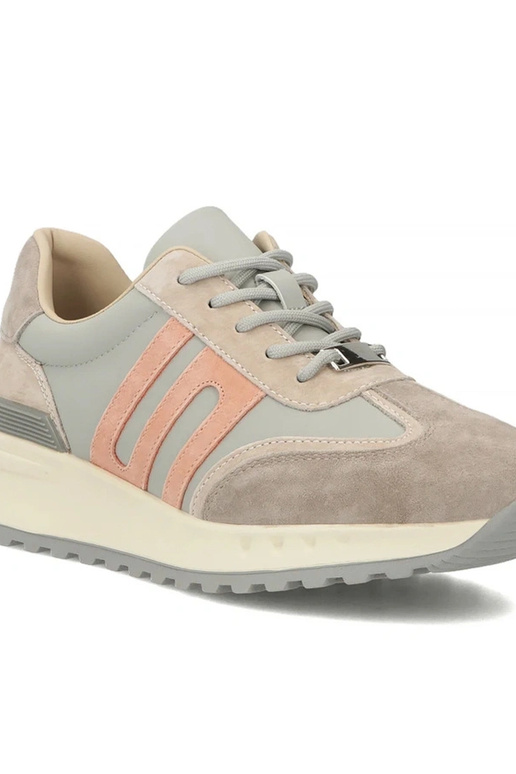 Pilki odiniai bateliai platformoje...