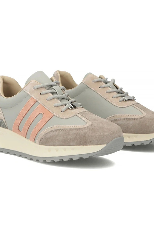 Pilki odiniai bateliai platformoje...