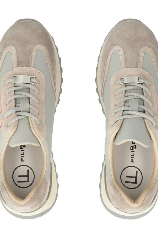 Pilki odiniai bateliai platformoje...