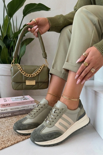 Žali odiniai bateliai...