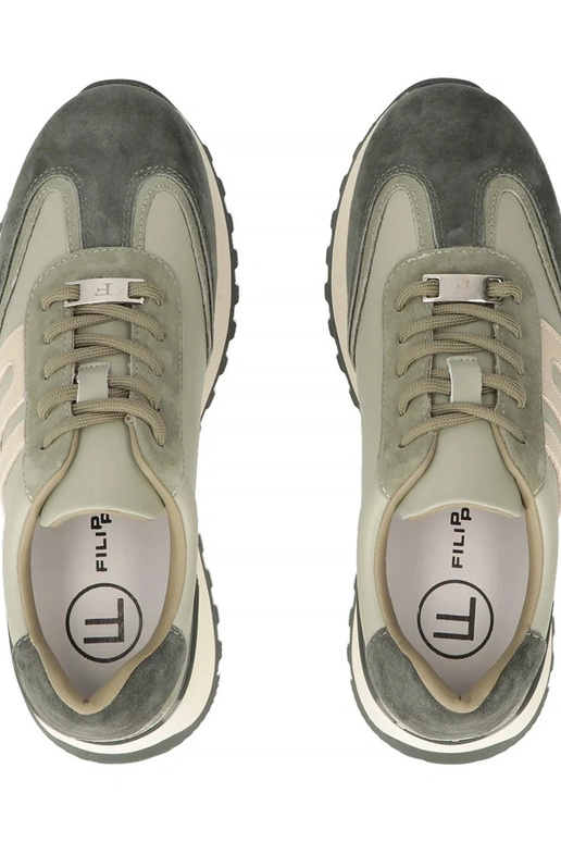 Žali odiniai bateliai platformoje...