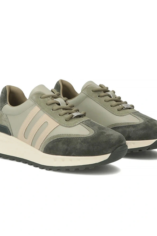 Žali odiniai bateliai platformoje...