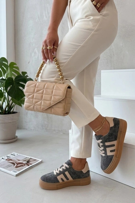 Pilki odiniai bateliai platformoje...