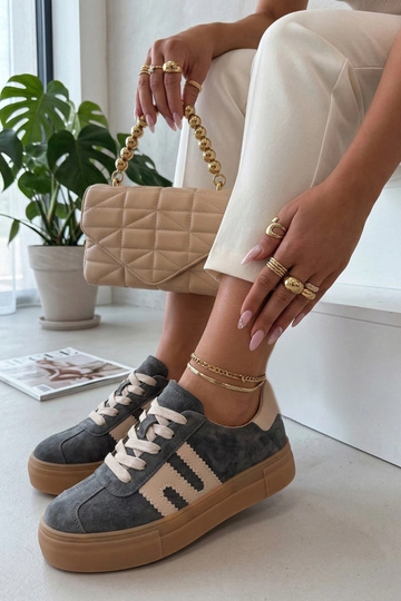 Pilki odiniai bateliai platformoje Filippo 2