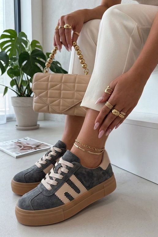 Pilki odiniai bateliai platformoje...