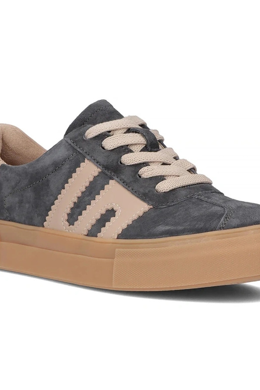 Pilki odiniai bateliai platformoje...