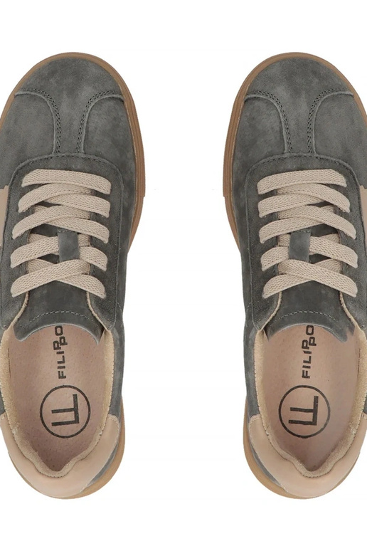 Pilki odiniai bateliai platformoje...