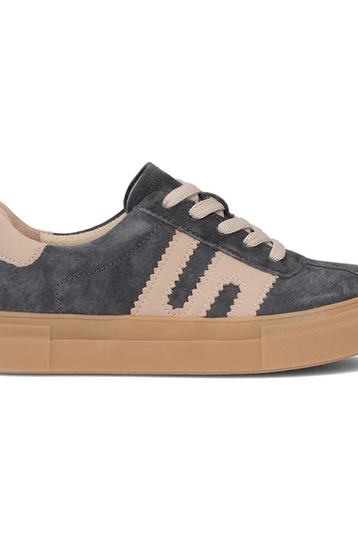 Pilki odiniai bateliai platformoje...