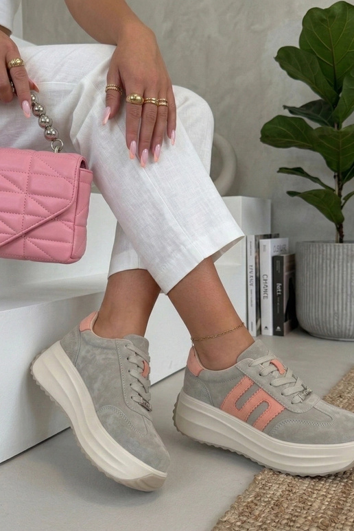 Pilki odiniai bateliai platformoje...