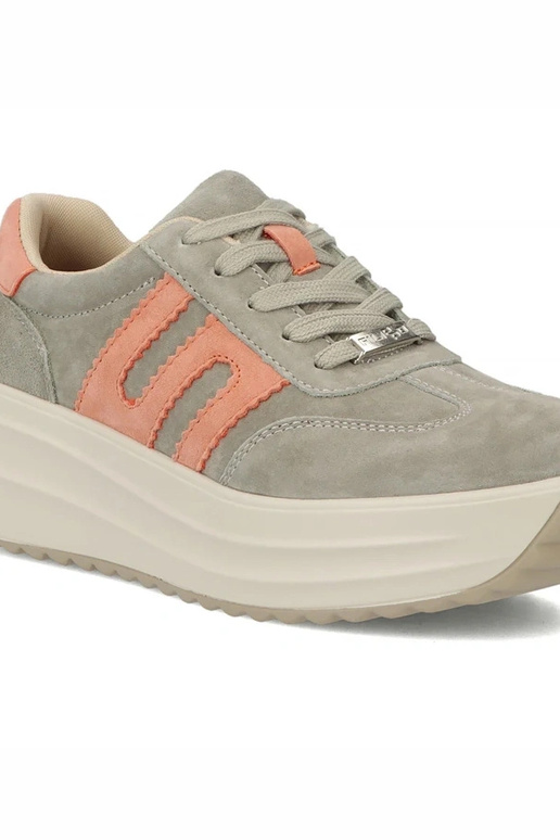 Pilki odiniai bateliai platformoje...