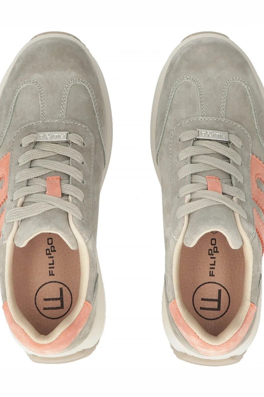 Pilki odiniai bateliai platformoje...